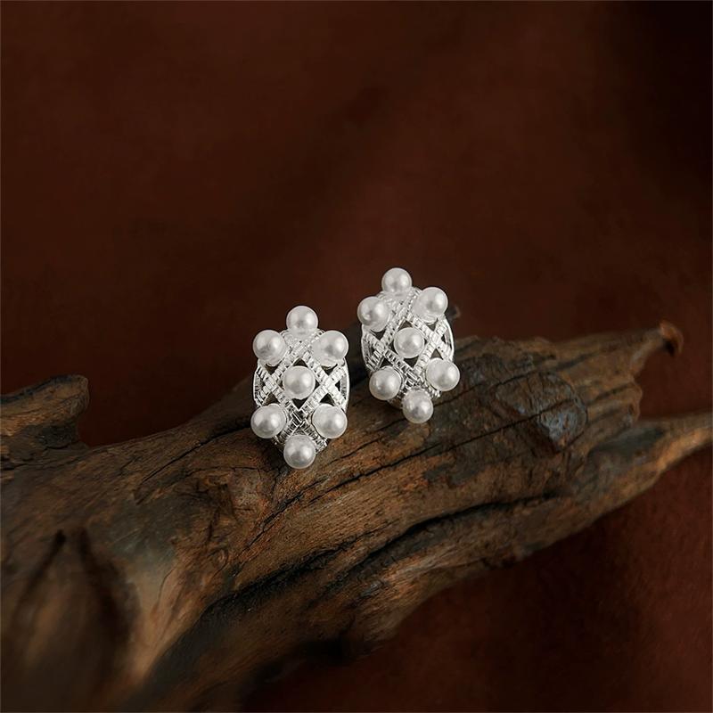 

Vintage Ethnic Style Hollow Lace Pearl Ear Stud Piercing Earrings For Women Fashion New Jewelry Gift Party Wedding