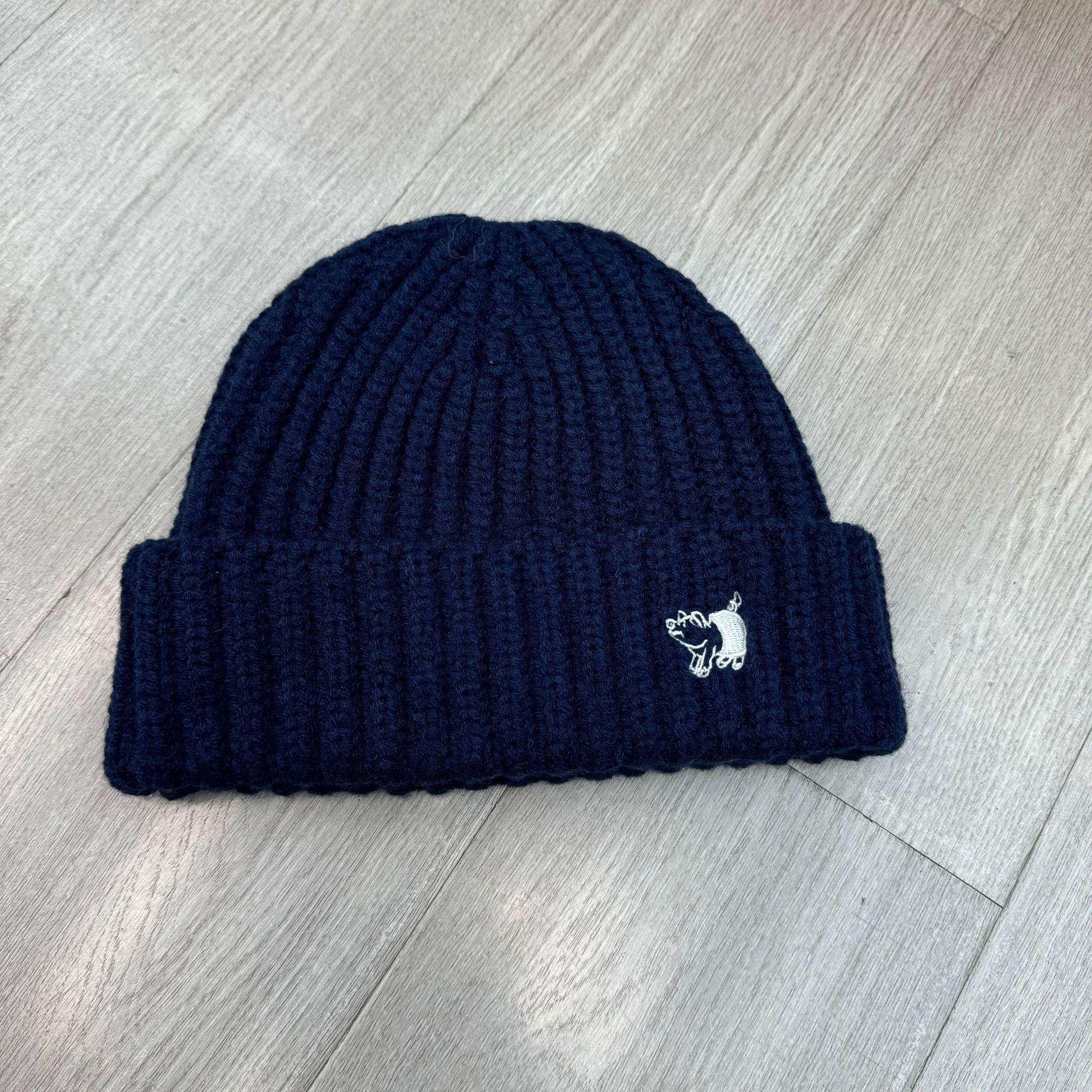 

2025 новая осенне-зимняя модная шапка с защитой ушей для большого обхвата головы, повседневная шерстяная вязаная шапка с вышивкой букв для женщин M（56-58cm） тёмно-синий