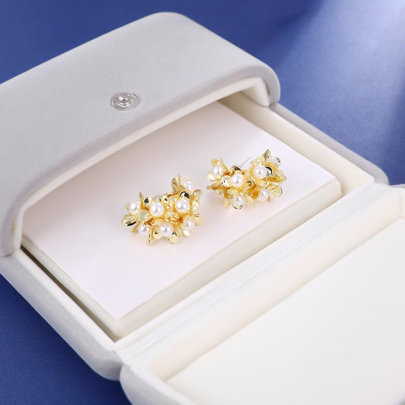 

2024 Новые трендовые женские серьги-гвоздики из металла золотистого цвета с цветами и искусственным жемчугом золотой