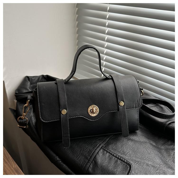 

В этом году популярна простая новая весенняя сумка-кроссбоди Boston Retro 2024, однотонная, небольшого размера, квадратная. чёрный