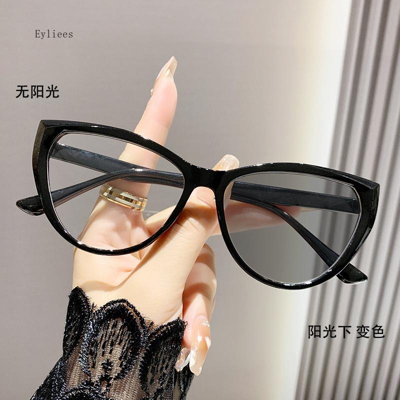 

Light Sensitive Color Changing Anti Blue Light Flat Lens Black and White Frame Cat Eye Myopia Glasses Neutral Myopia Glasses -4.0
