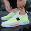 Sportskor med mjuk sula och högre sula för män 2025 vår och sommar nya andningsbara små vita mesh gelé gradvis färgförändring pappa trendiga skor