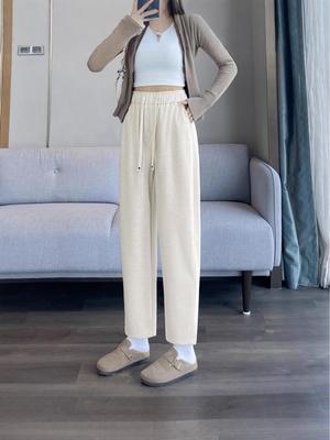 Hochgeschnittene weiße fleecegefütterte Damen-Hose mit weitem Bein, gerades Bein, Kollektion Winter 2025