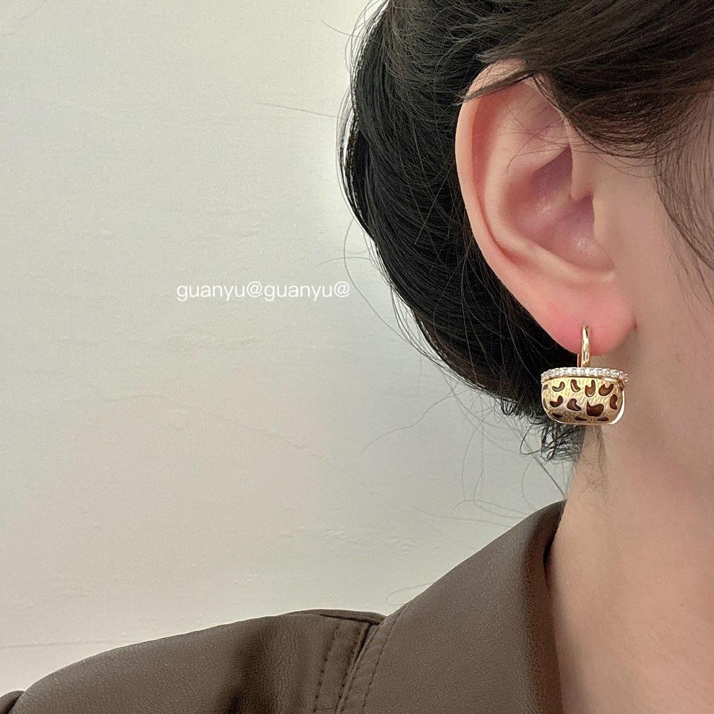 New Stylish Zircon Bag Ear Cuffs: Women's Fashion, Light Luxury, High-End, Versatile, and Trendy Earrings.