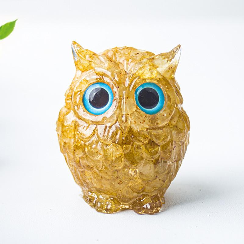 Uil als bureaudecoratie van kristalhars met glinsterende steentjes, ideaal als cadeau voor thuis of op kantoor.