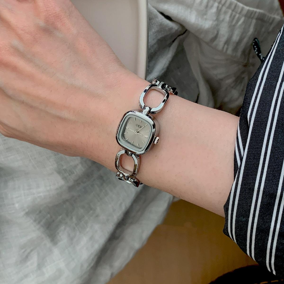 2026 Fashion Retro Women s Quartz Watch Small Dial Light Watch Silver Hollow Strap Bracelet Style Luxury Casual Fashion Design