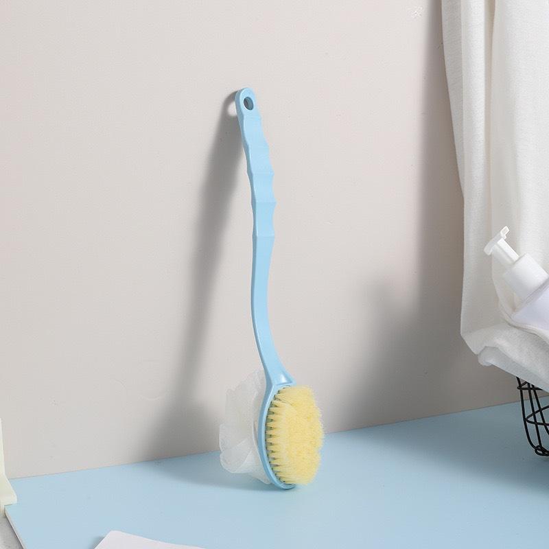 Dubbelzijdige badschrobborstel met zachte haren en lange ergonomische handgreep voor exfoliëren en rugschrobben