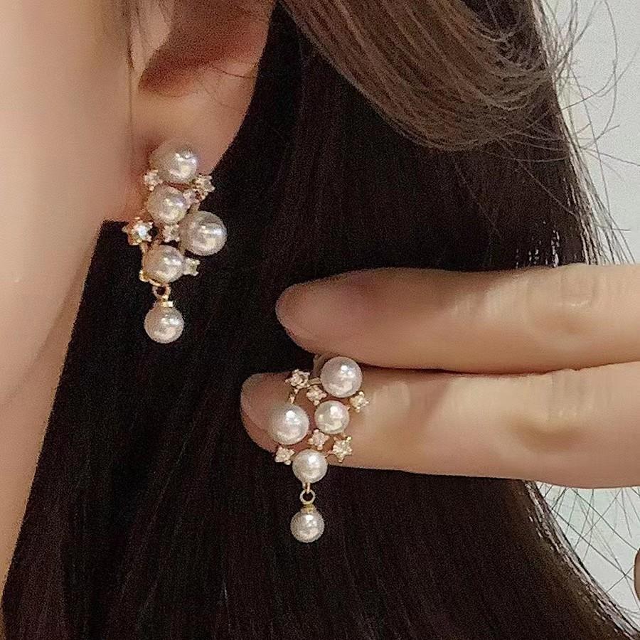 

Французские винтажные женские серьги с виноградом прекрасны и сладки.