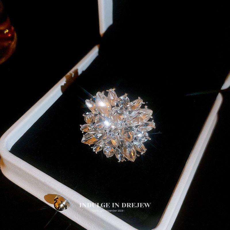 Exaggerated Flower-Shaped Ring with Sparkling Diamonds for Women, High-End Light Luxury, Exquisite Niche Design, Stunning Decorative Jewelry