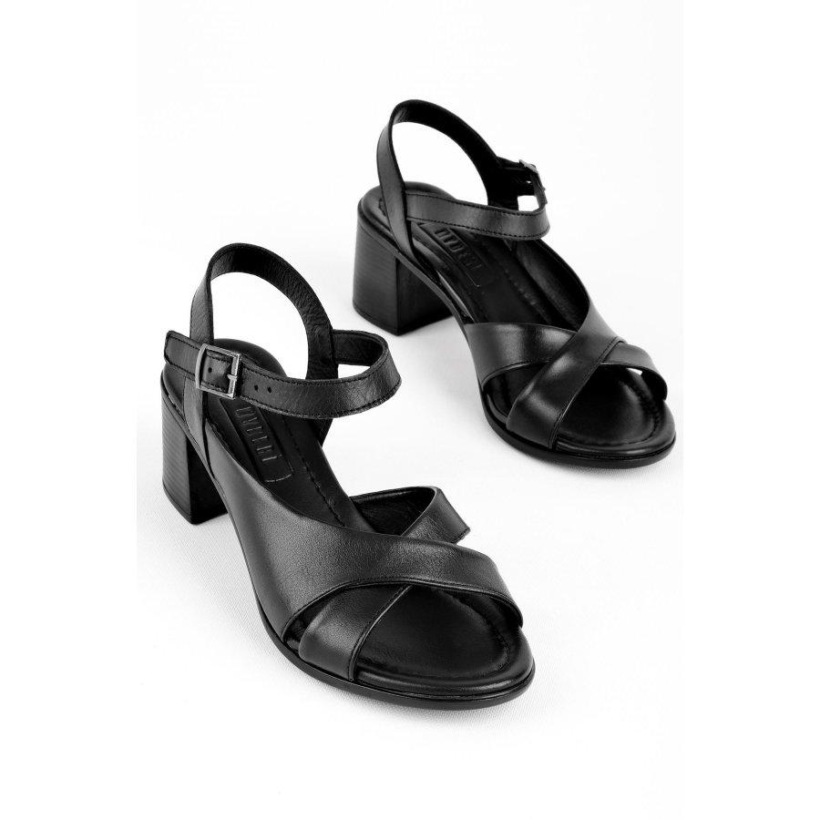 

Женские стильные босоножки из натуральной кожи на массивном каблуке