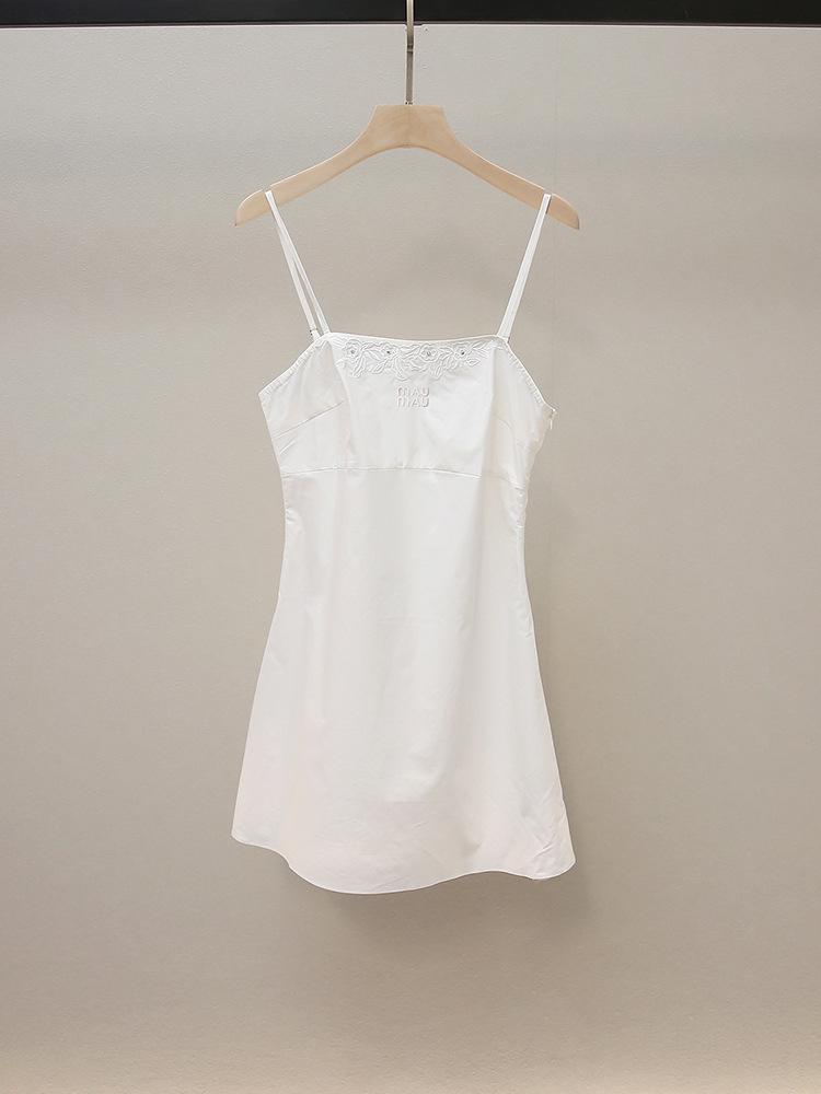 

Элегантное осеннее женское платье высокого класса в французском стиле с вышивкой, открытой спиной и без бретелей S белый