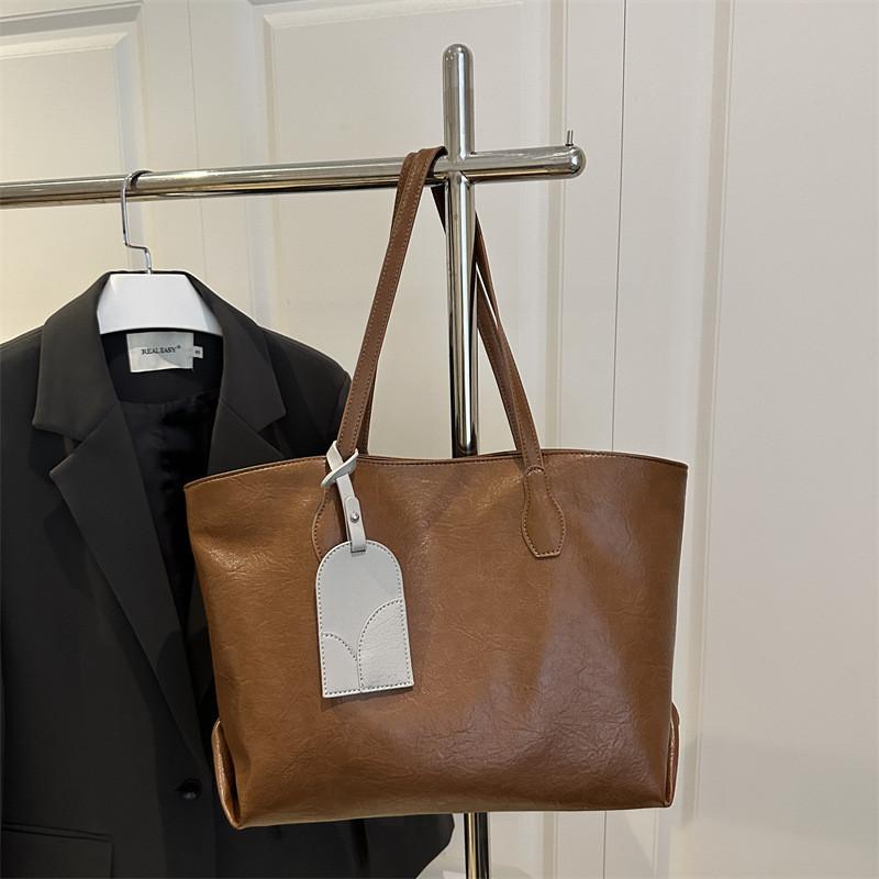 Soft Leather Tote Bag For Women With Large Capacity And Urban Minimalist Style