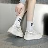 Atmungsaktive dicksohlige McQueen kleine weiße Schuhe Damen 2025 neu beliebt Frühling und Herbst Nationalstil Freizeit Sport Muffin Board Schuhe