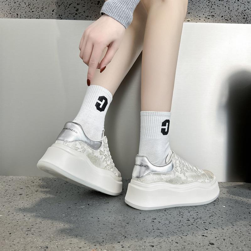 Atmungsaktive dicksohlige McQueen kleine weiße Schuhe Damen 2025 neu beliebt Frühling und Herbst Nationalstil Freizeit Sport Muffin Board Schuhe