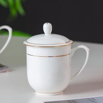 Keramiktasse mit Goldrand und Deckel, 360 ml