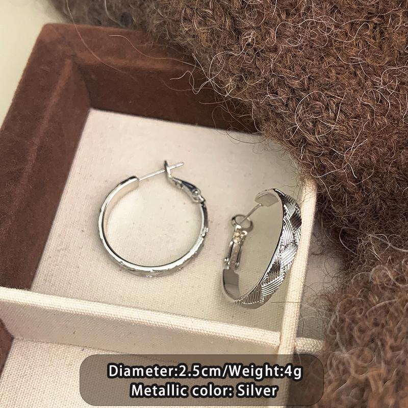 

Vintage Design Metal round Circle Hoop Earrings with Vine Texture For Women s Versatile Ear Jewelry 2026 New Style Accessory срібний