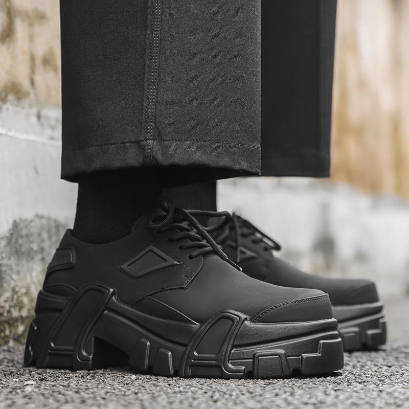 

Мужские новые повседневные кожаные туфли с большим носком и толстой подошвой, универсальные трендовые нишевые спортивные туфли для молодых мужчин 44323-J 38 чёрный