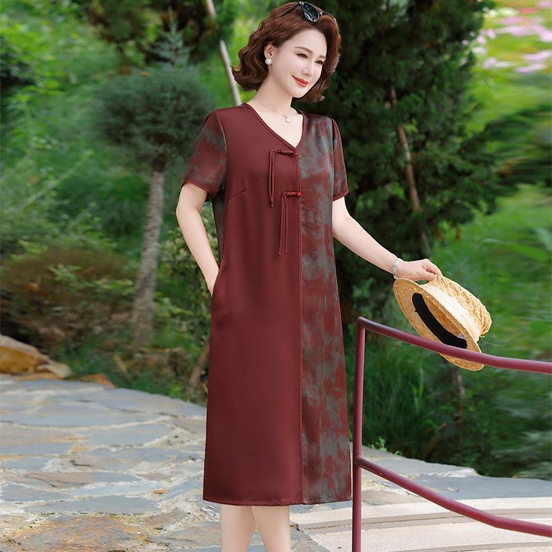 

Elegant Chinese-Style Summer Long Dress for Middle-Aged and Elderly Mothers, High-End Plus Size with Short Sleeves and Patchwork Design 6XL (160-170 lbs) зелений