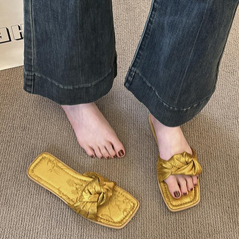 

Атласные шлепанцы на плоской подошве, женская уличная обувь, лето 2025, новинка, высокая ценность, присборенный квадратный носок, удобная мягкая подошва, шлепанцы с перемычкой 35 жёлтый