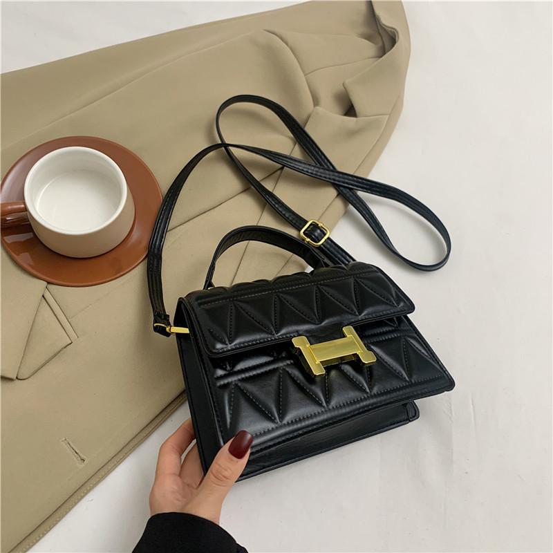 

Stylish Trendy Mini Square Handbag Chic Winter Shoulder Bag With Chain Detail чёрный