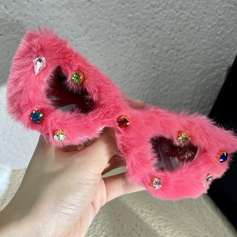 

-eye Plush Glasses Are Cute, Funny, Retro And Fashionable. A Hot Girl Just Wants To Take A Photo With Heart-shaped Sunglasses рожевий