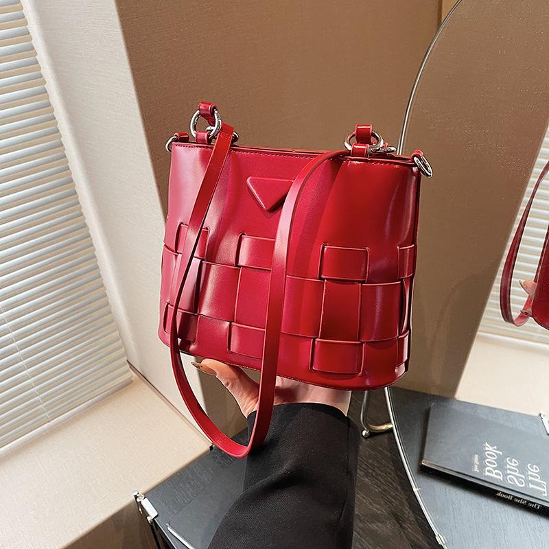 

2024 French Retro Woven Women s Niche Shoulder & Crossbody Bucket Bag кофейный