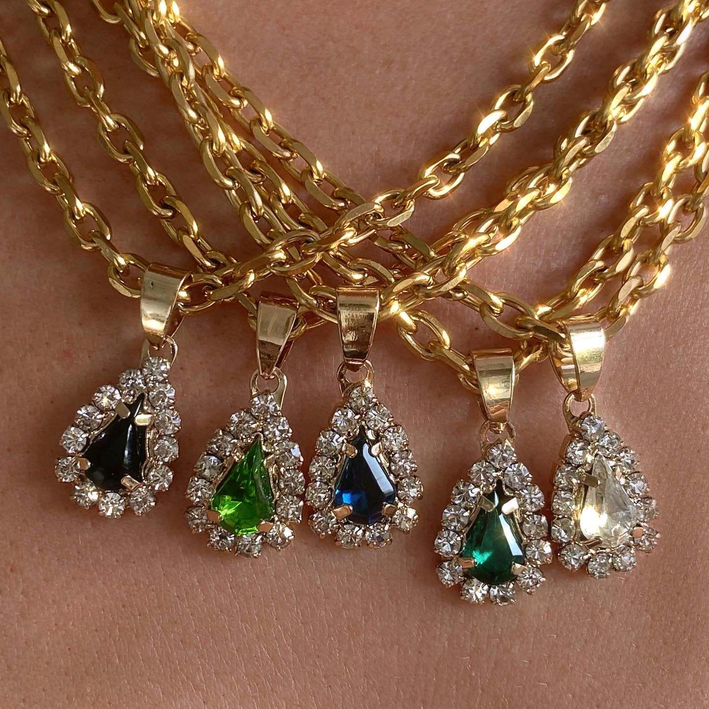 Sapphire Black Gemstone Necklace with Retro Water Drop Pendant in 18k Gold-Plated Zircon Crystal Titanium Steel светло-зеленый
