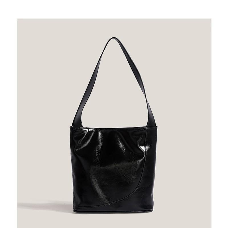 

Spanish Fashion Brand Contrasting Color Bucket Bag Niche Design One-shoulder Underarm Women s 2025 New Hand Tote