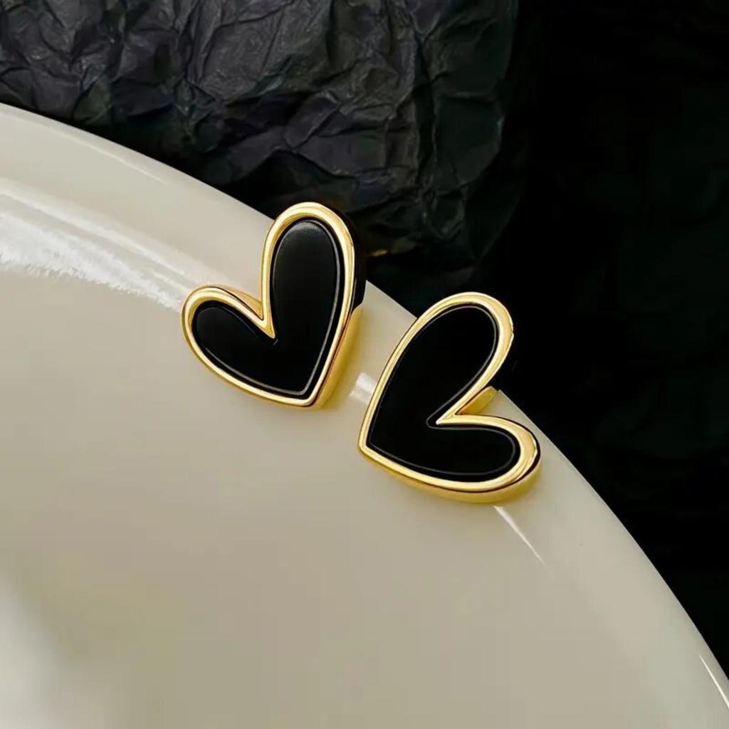 Black Enamel Heart Stud Earrings with Polished Border Minimalist Elegant Women Jewelry for Daily Wear