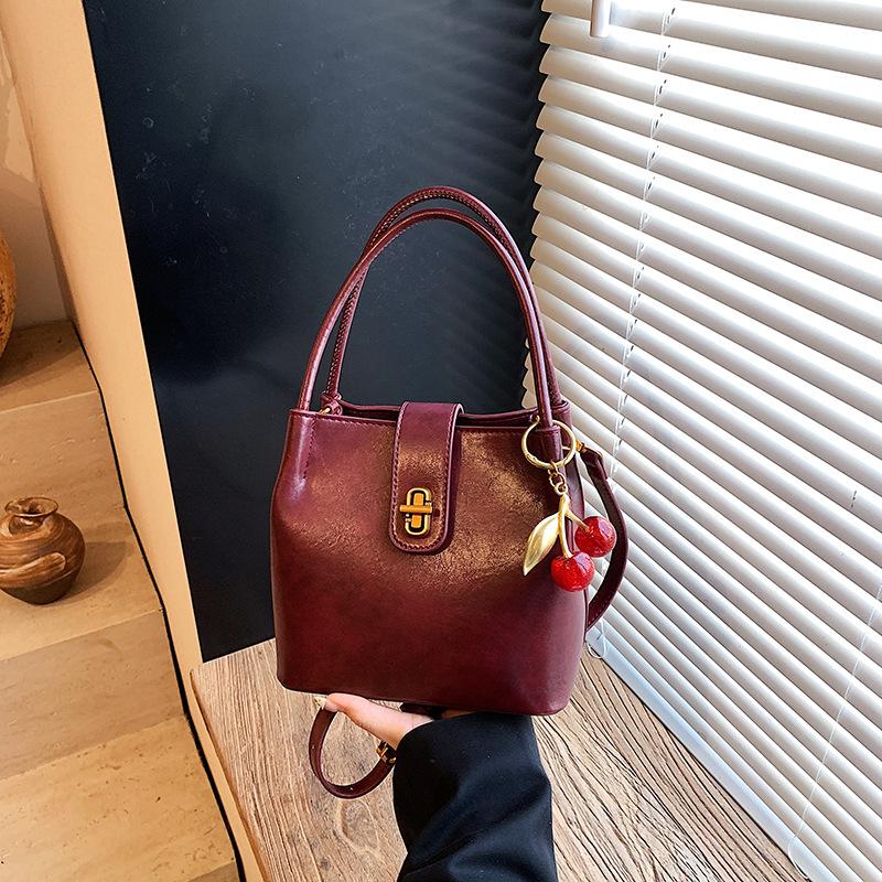 

Fashion commuter bag Korean version fashion shoulder bag women s 2025 new soft leather large capacity versatile feeling big bag order number бордовий