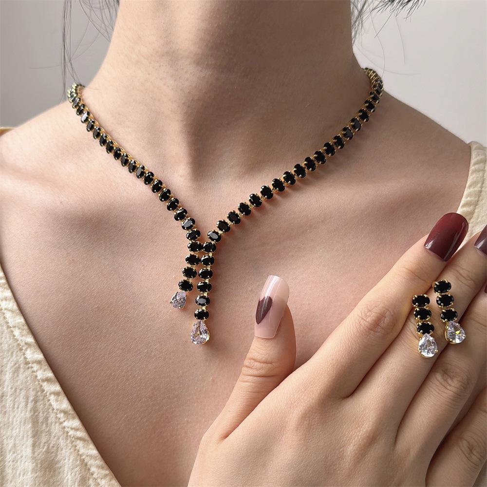 Moda Collana Luminosa con Diamanti Set di Orecchini alla Moda con Temperamento per Donna Gioielli di Nicchia Semplice Set da Due Pezzi