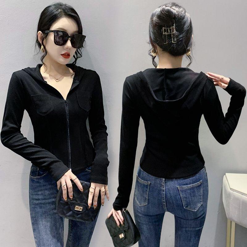 Slim-Fit-Langarmshirt mit Kapuze. Modisches T-Shirt mit Reißverschluss und hochwertigen Nähten