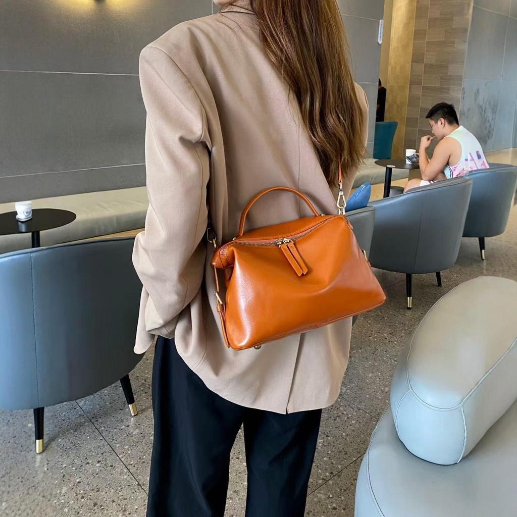 Versatile Women's Crossbody Shoulder Bag - Vegetable-Tanned Top-Grain Cowhide, Zipper Dumpling Design, Large Capacity for Daily Commute