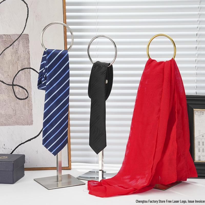 Edelstahl Verstellbare Höhe Krawatten- & Schal-Displayständer mit Weicher Dekoration und Einfacher Demontage.