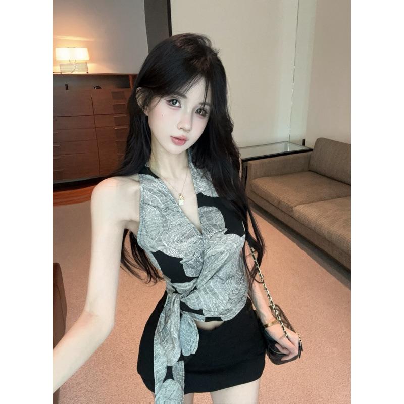 

New women s v-neck printed sleeveless vest for women summer new design pleated halterneck waist V-neck knotted top S сірий