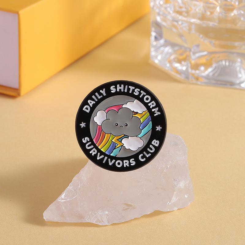 Pins de Esmalte Nubes Oscuras Rayos Personalizados CLUB DE SUPERVIVIENTES DE LA MIERDA DIARIA Broches Insignias de Solapa Joyería para Ropa Regalo para Amigos