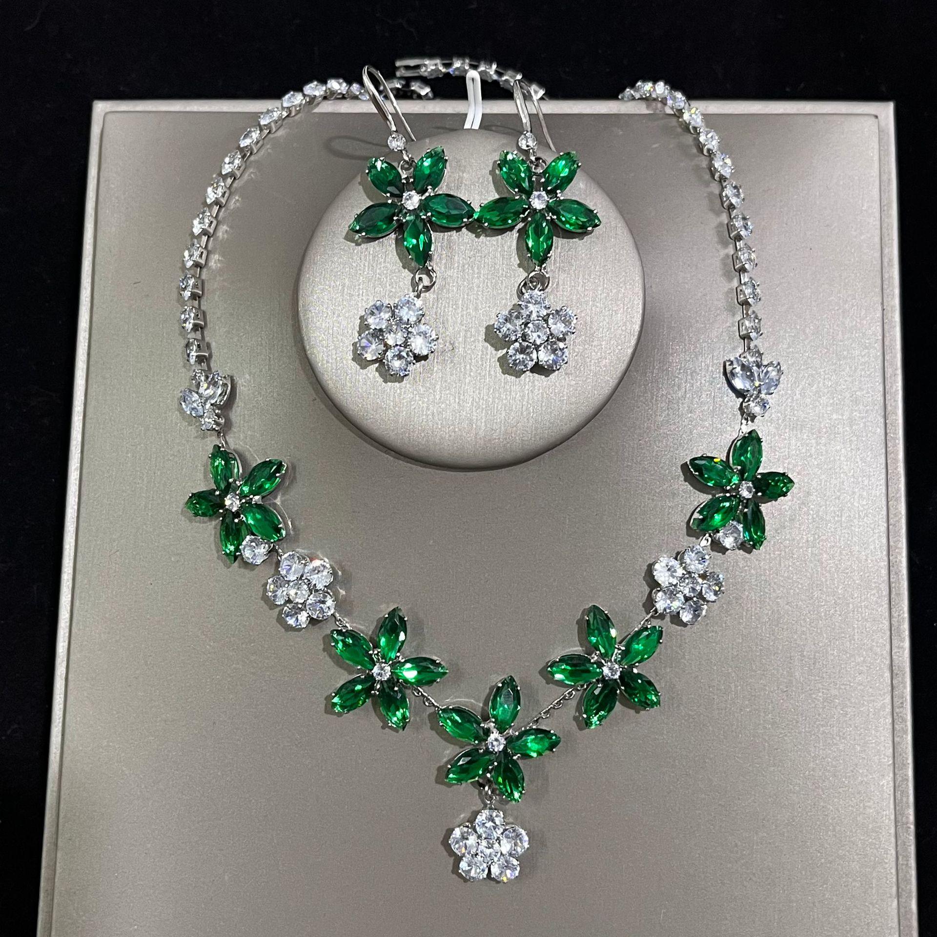 Exquisite Rhinestone Tassel Necklace: Shiny, Luxurious Chain with Elegant Sparkle for Evening Gowns