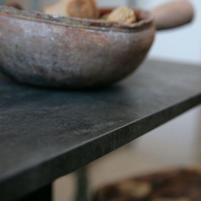 Table 70 x 70 cm - modèle Dina pierre métallisée