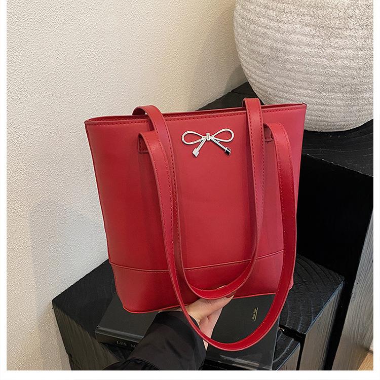 

Big bag women 2025 new fashion commuter this year popular butterfly tote women s bag large capacity beautiful shoulder bag красный