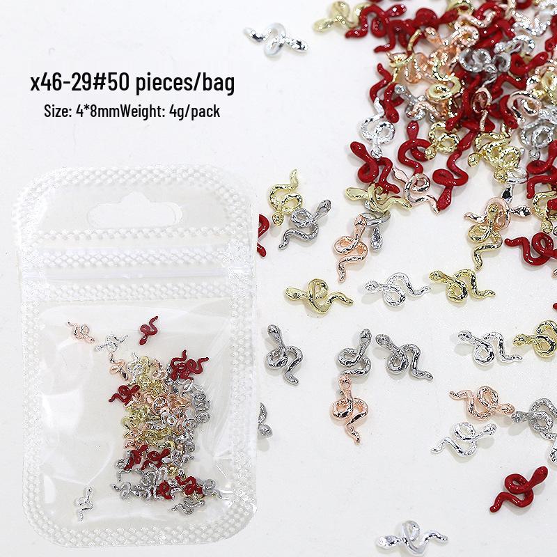 

Новогодний красный змеиный нейл-арт, стразы, сплавные аксессуары