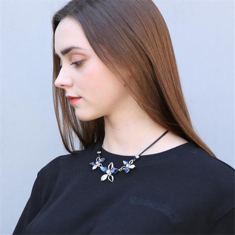 Crystal flower pendant women's Korean version short collarbone chain, European and American necklace sweater chain accessories