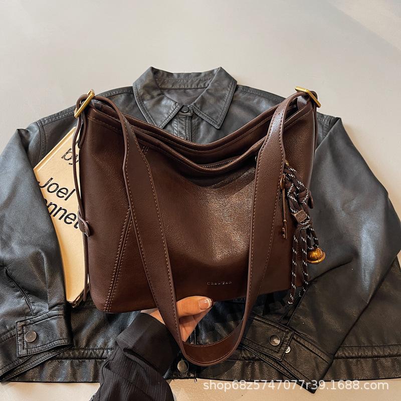 

Large-capacity bag women s autumn and winter versatile 2025 new simple shoulder messenger bag premium texture commuter bucket bag темно-коричневого