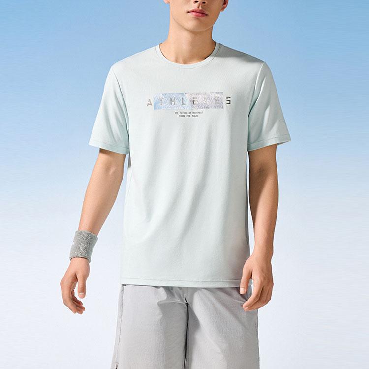 Anta Trainings-Serie Buchdruck Rundhals Feuchtigkeitsableitendes Kurzarm-T-Shirt Herren Oberteile Hellblau 152427102-2