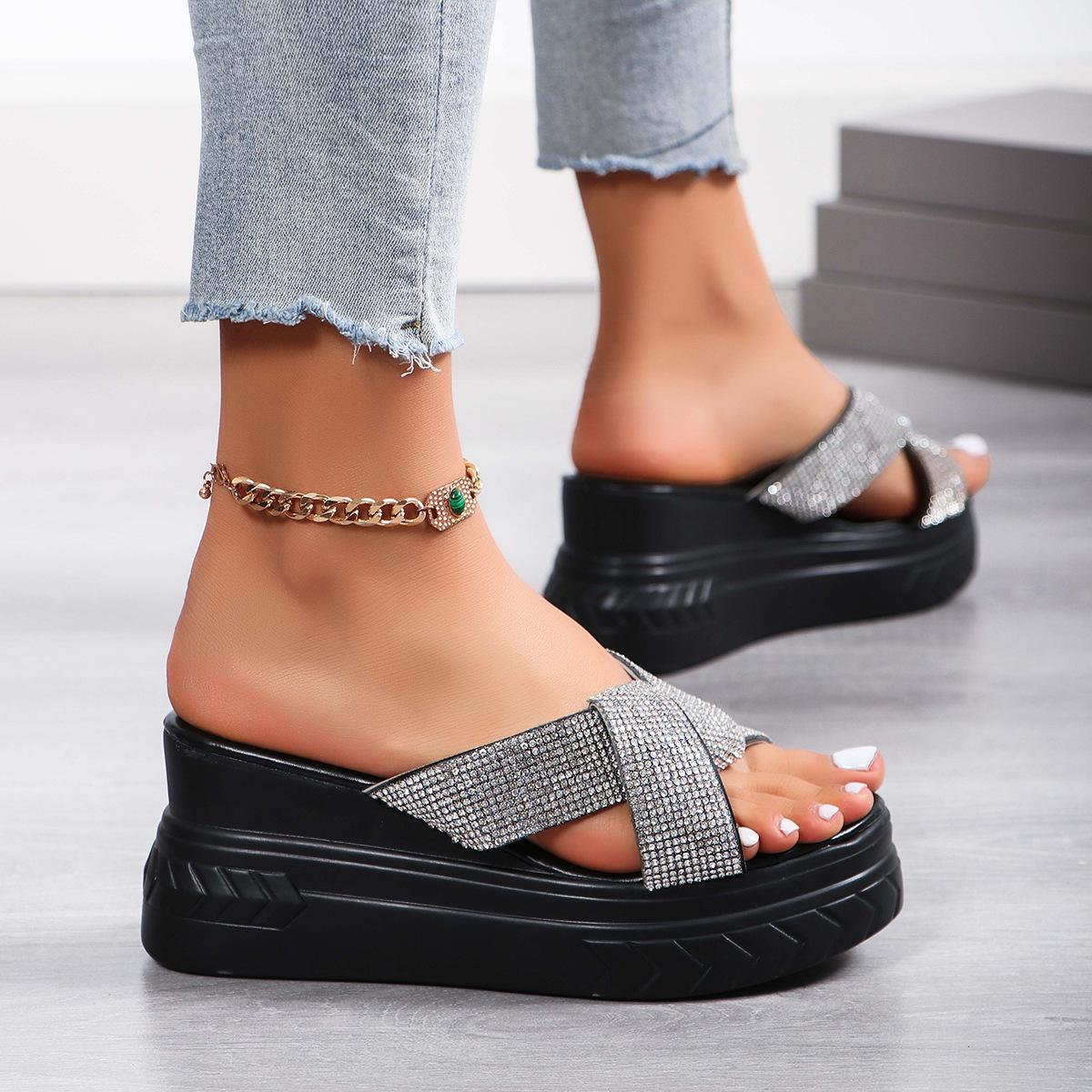 

Крутые тапочки на покатом каблуке, женская летняя одежда 2024 года, новая модная повседневная пляжная обувь с крестообразным узором и стразами 36 чёрный