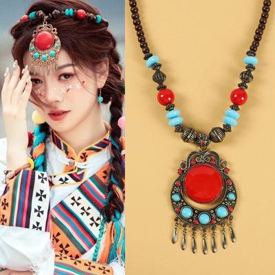 Tibetischer ethnischer Kopfschmuck & Anhängerschmuck für Yunnan-Reisefotos