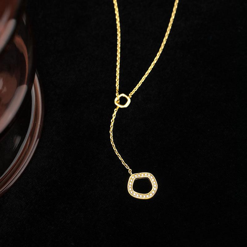 Light Luxury Necklace Autumn and Winter Long Sweater Chain for Women Niche Design Cold Style Collarbone Chain Personality