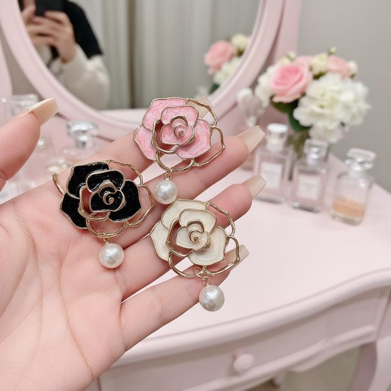 Elegant Camellia Brooch, Resin Rhinestone French Design, Sophisticated Women's Accessory for Banquets and Daily Wear