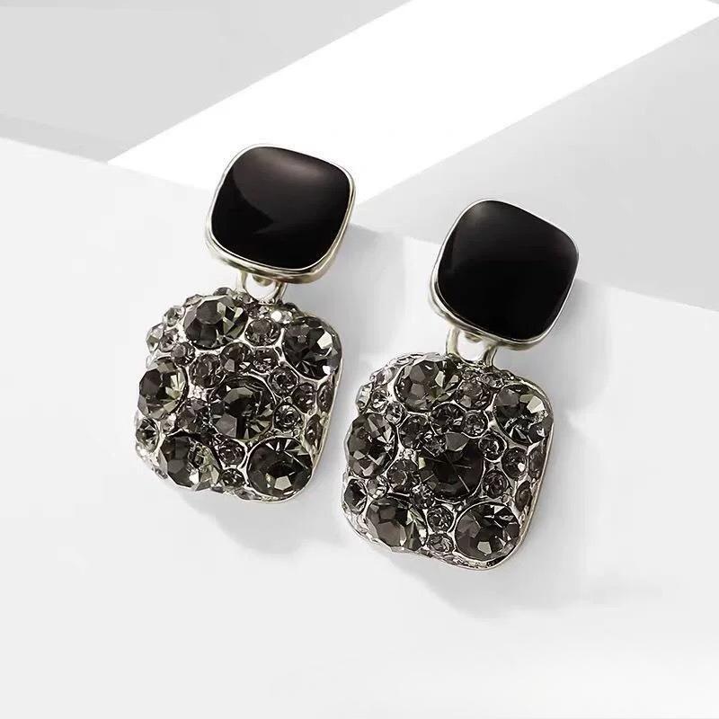Pendientes de perlas de alta gama de moda Pendientes retro de nicho francés de lujo ligero Pendientes de perlas simples y versátiles para mujer