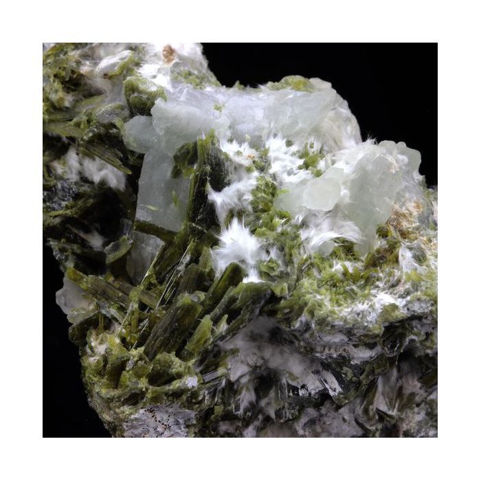 Pierres et Minéraux. Quartz, Epidote, Byssolite. 272.5 ct. Chamrousse, Belledonne, Isère, France..