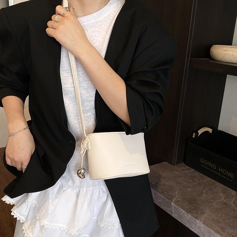 Niche Design Casual Shoulder Bag Women'S Commuter Oblique Span Small Bag Hand Carrying Bucket Bag
